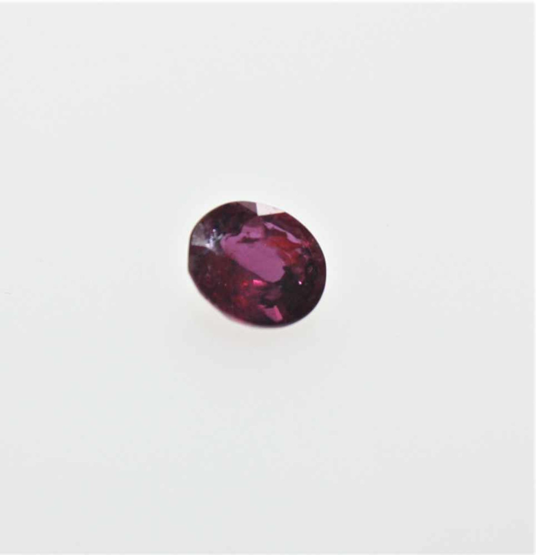 Ein ungefasster, oval facettierter Rubin ca. 1,17 ct in guter Farbe, auf der Rückseite drei kleine