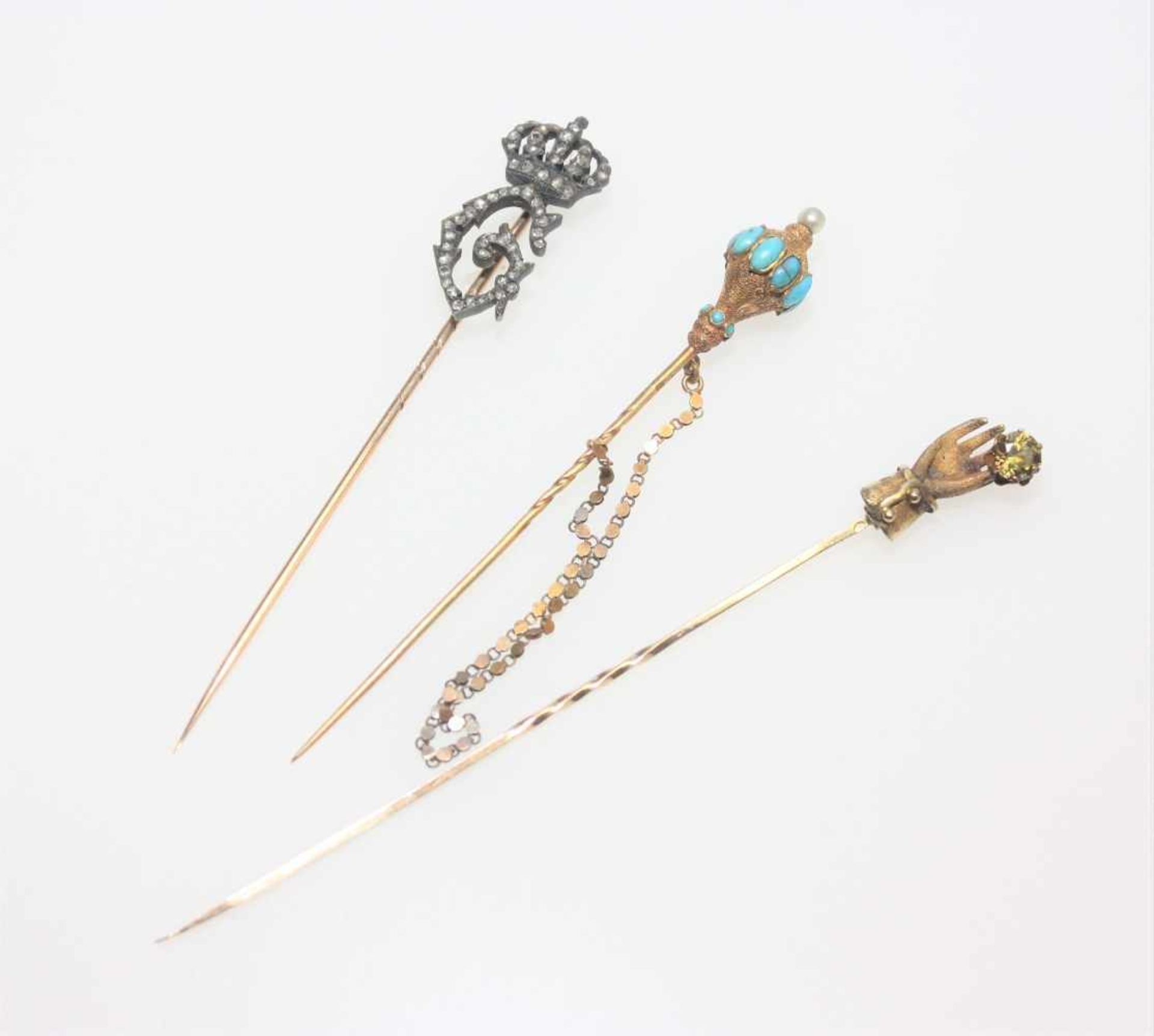 Drei ältere, goldene Krawattennadeln:Eine Nadel mit einem Perlchen und kleinen Türkisen (einer