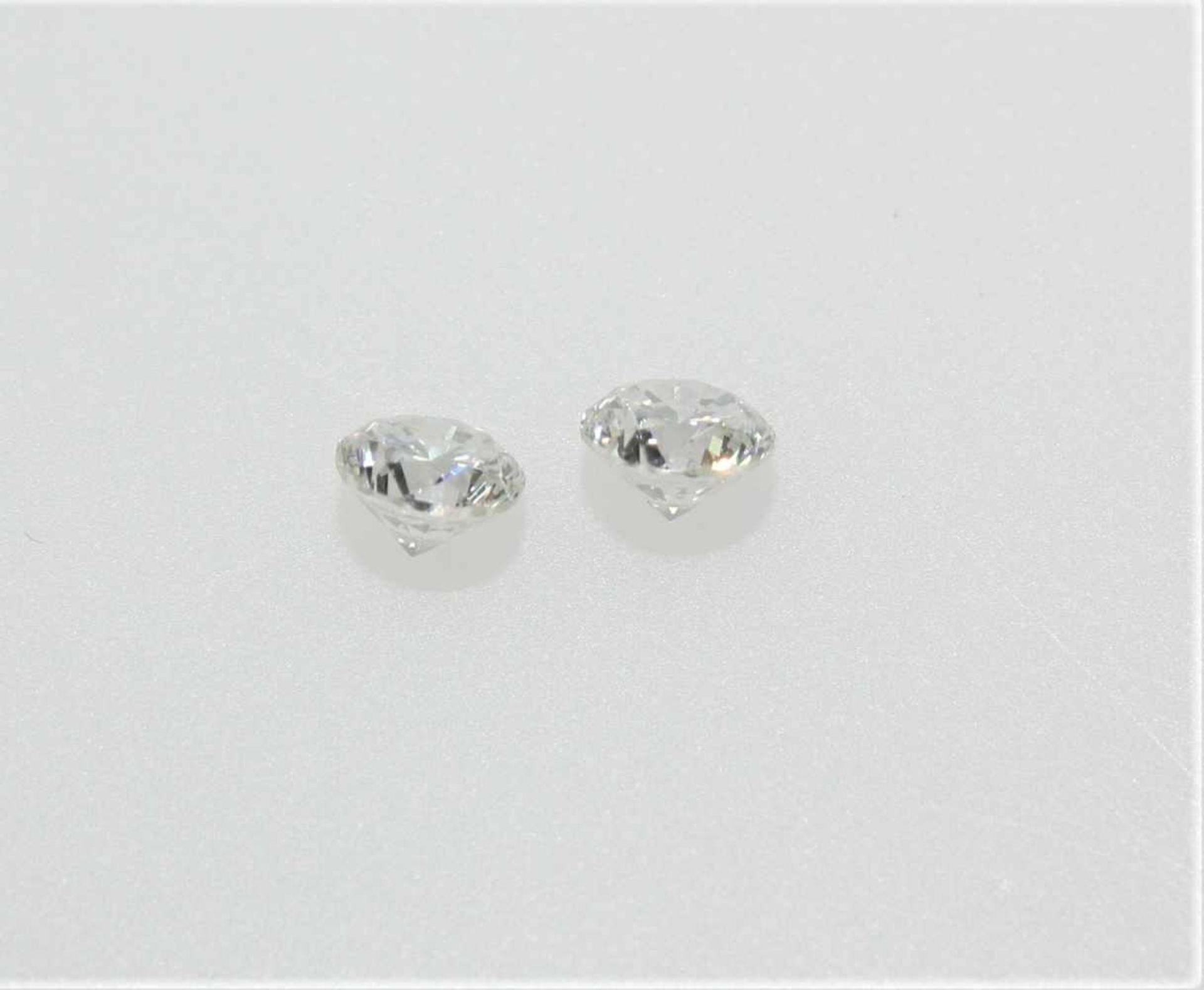 Zwei ungefasste, etwa gleich große Diamanten in Brillantschliff zus.ca. 1,15 ct in leicht