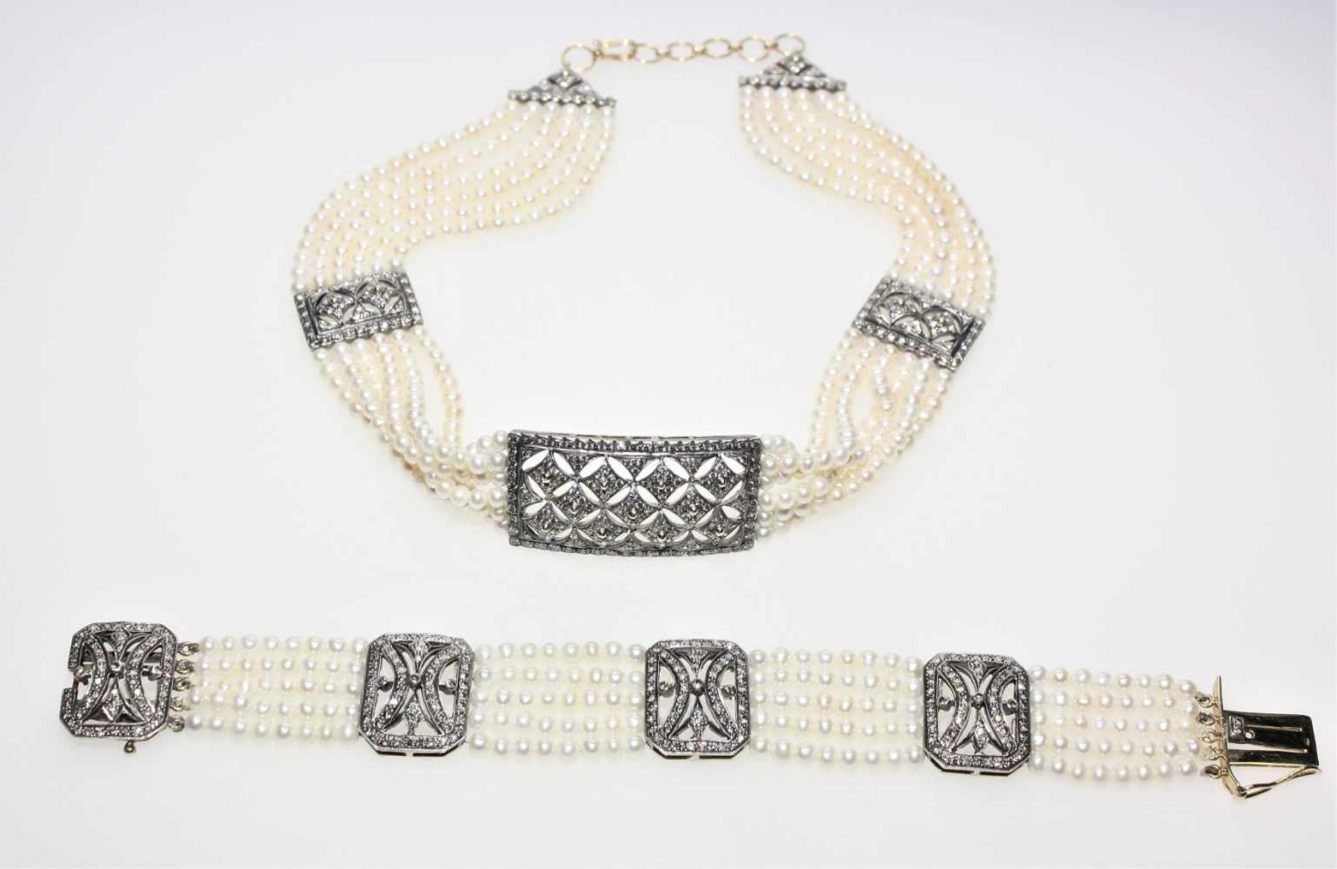 Perlengarnitur:6 reihiges Halsband, Choker, mit drei diamantbesetzten Zwischenteilen und Schließe