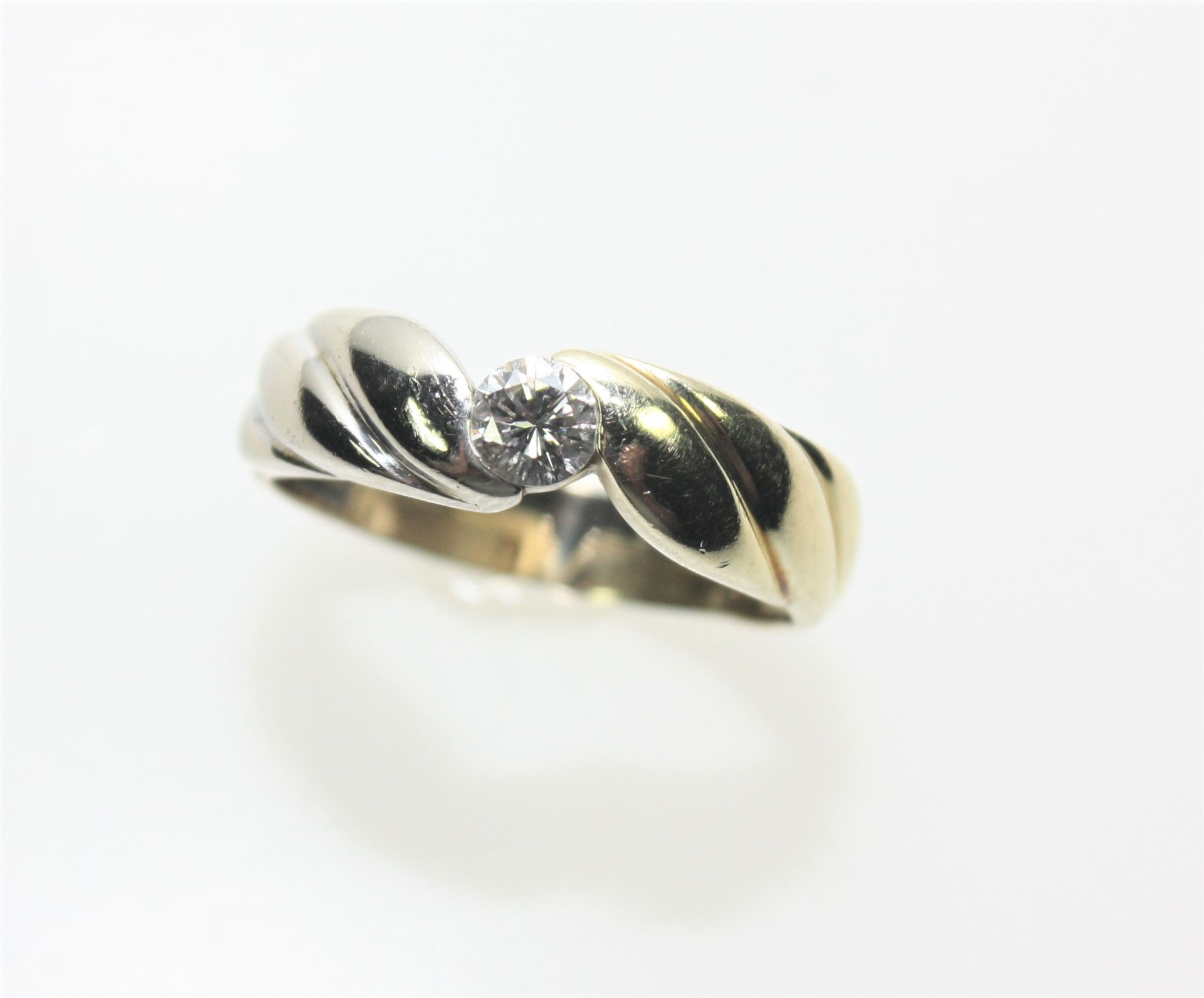 Ring in Gelb- und Weißgold 585/f gest., zur Mitte ein Diamantsolitär in Brillantschliff ca. 0,30