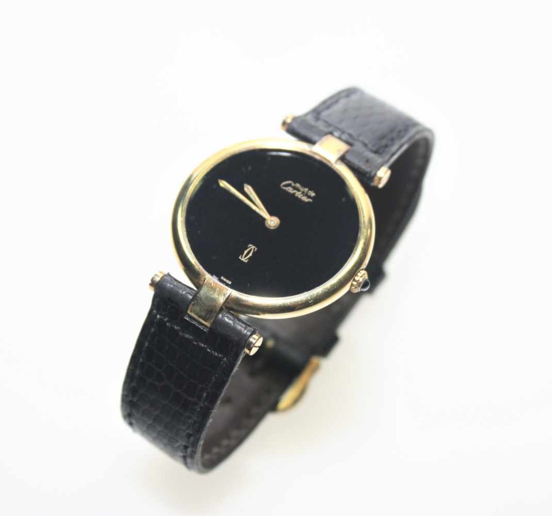 Armbanduhr Silber vergoldet Must de Cartier, rundes, schwarzes Zifferblatt mit goldfarbigen Zeigern,