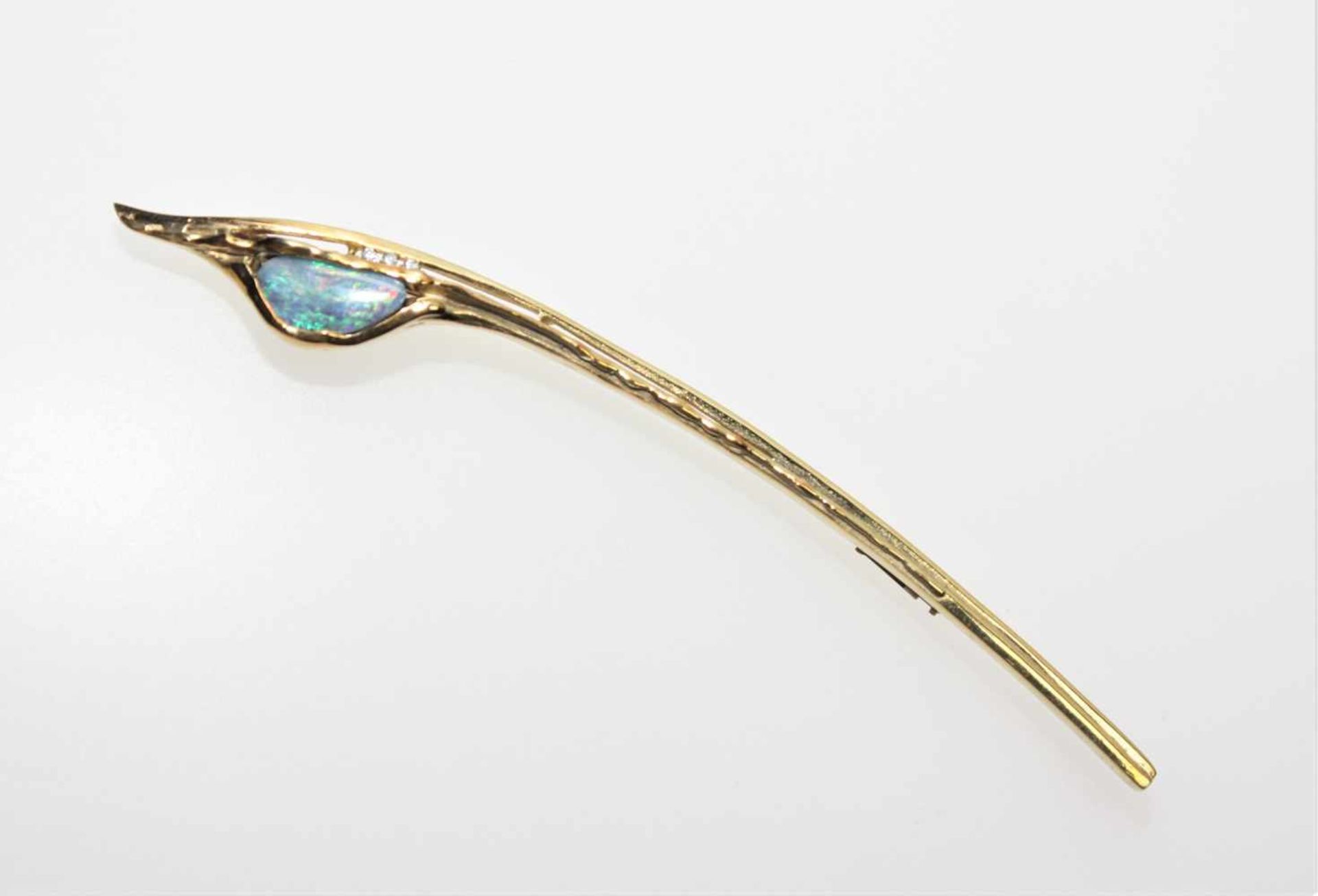 Lange, schmale Goldnadel 585/f gest. mit einem Opal in feinem Farbspiel und drei Kleindiamanten in