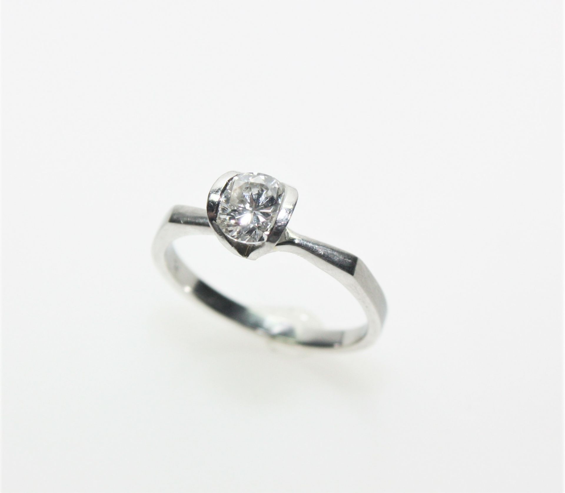 Schmaler Platinring mit einem Diamantsolitär in Brillantschliff mit Expertise IGI, 1,09 ct