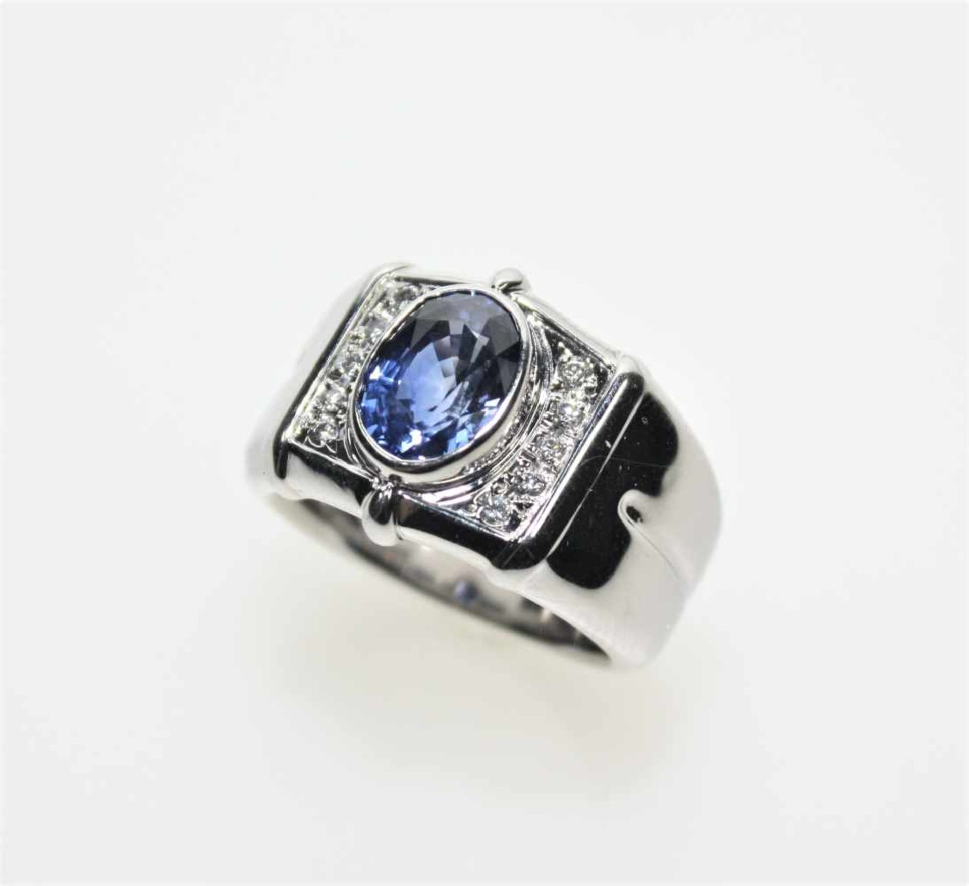 Massiver Bandring in Platin, in Zarge gefasst ein ovaler, leuchtend blauer Saphir ca. 3,40 ct,