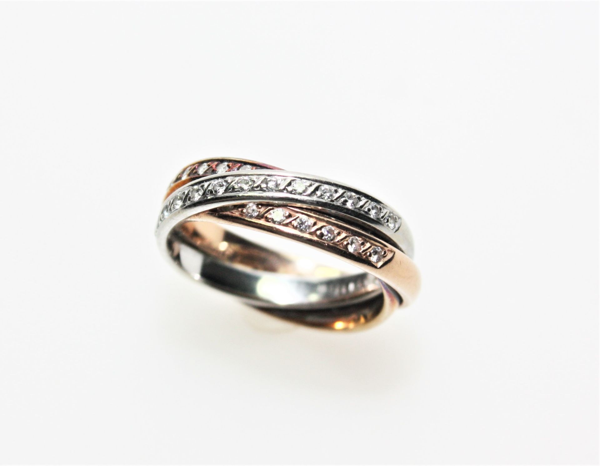 Verschlungener Ring tricolor 585/f gest. mit Kleindiamanten in Brillantschliff zus.ca. 0,27 ct in
