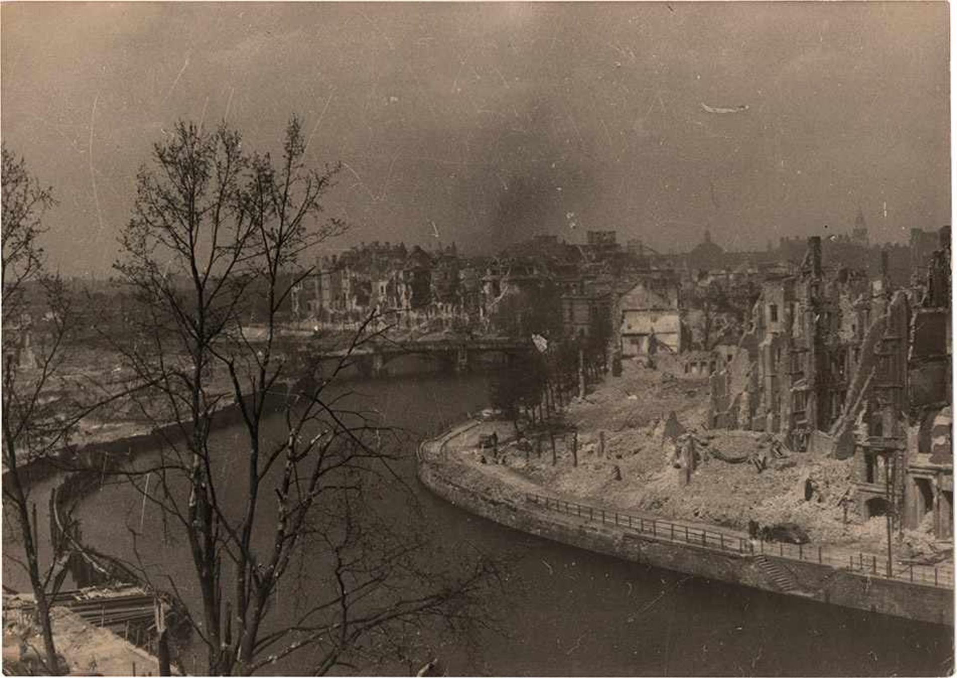 Acht Fotos von Berlin, Frühling-Sommer 1945.UdSSR. Kiew, 1946. Größe 12,8 x 17,8 cm. Abgebildet sind