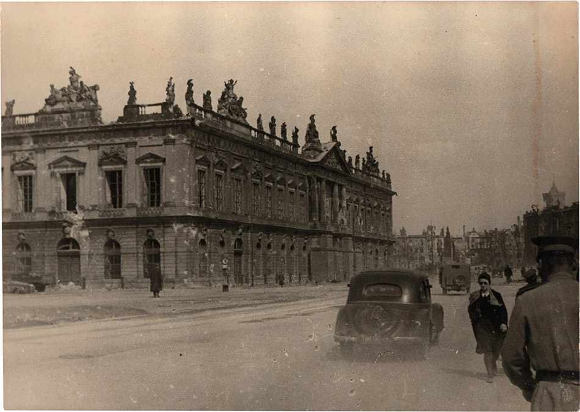 Acht Fotos von Berlin, Frühling-Sommer 1945.UdSSR. Kiew, 1946. Größe 12,8 x 17,8 cm. Abgebildet sind - Bild 5 aus 8