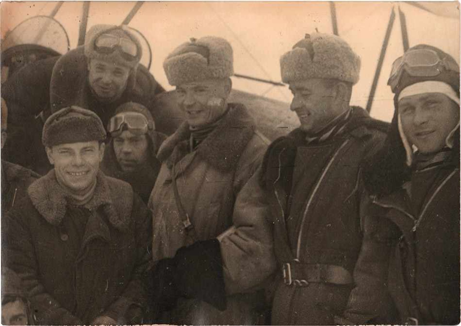 Vier Fotos von sowjetischen Fliegern in 1945UDSSR. Kiew, 1946. Größe 12,7 x 17,8 cm. Auf der - Bild 7 aus 8