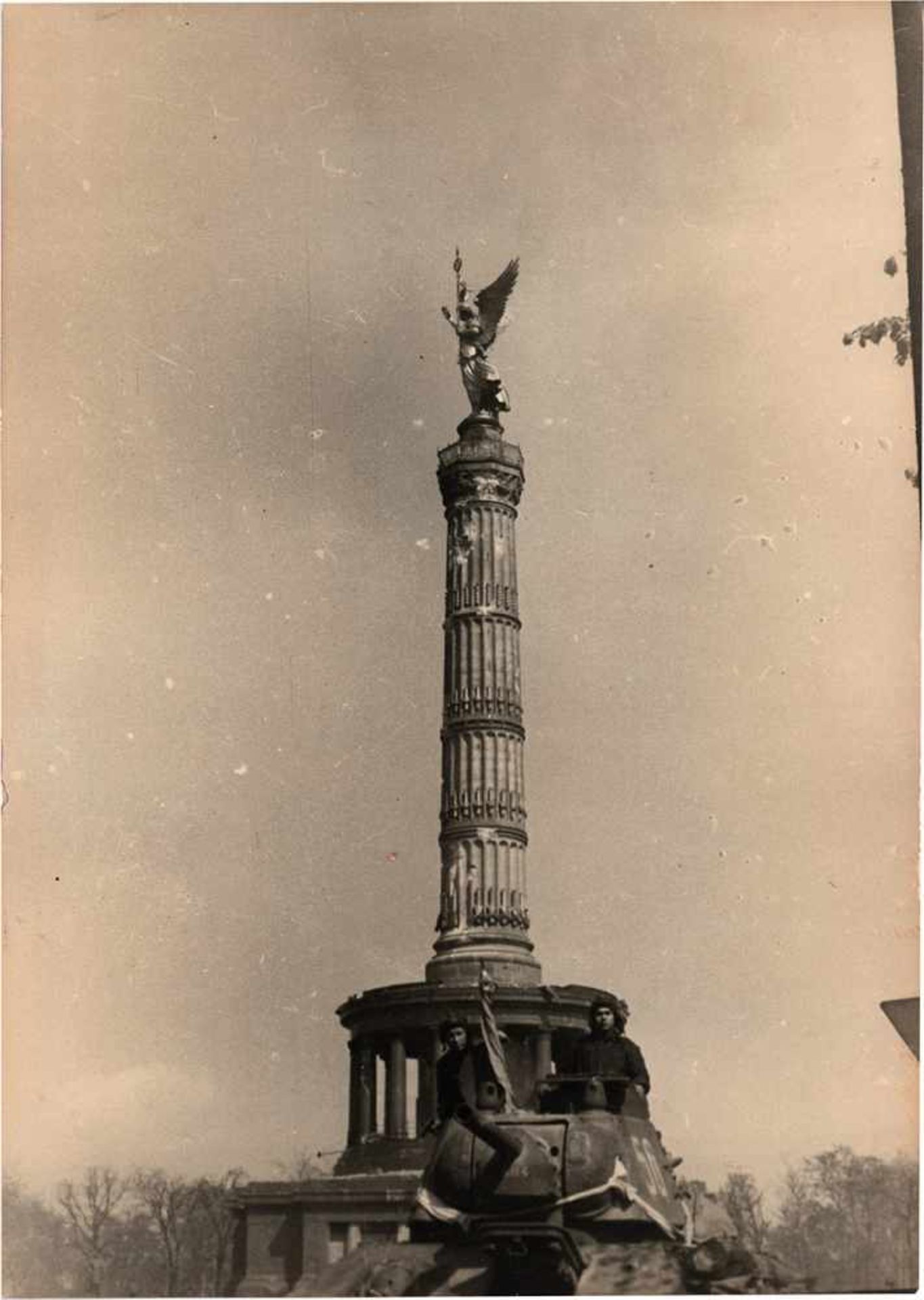 Acht Fotos von Berlin, Frühling-Sommer 1945.UdSSR. Kiew, 1946. Größe 12,8 x 17,8 cm. Abgebildet sind - Bild 4 aus 8