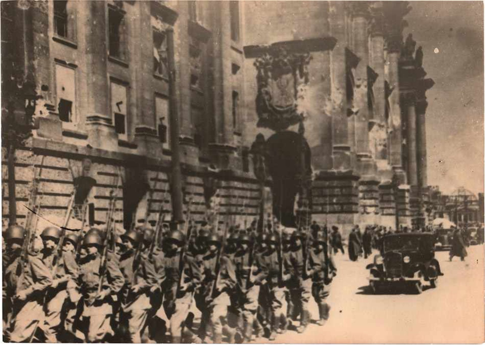 Acht Fotos von Berlin, Frühling-Sommer 1945.UdSSR. Kiew, 1946. Größe 12,8 x 17,8 cm. Abgebildet sind - Bild 2 aus 8