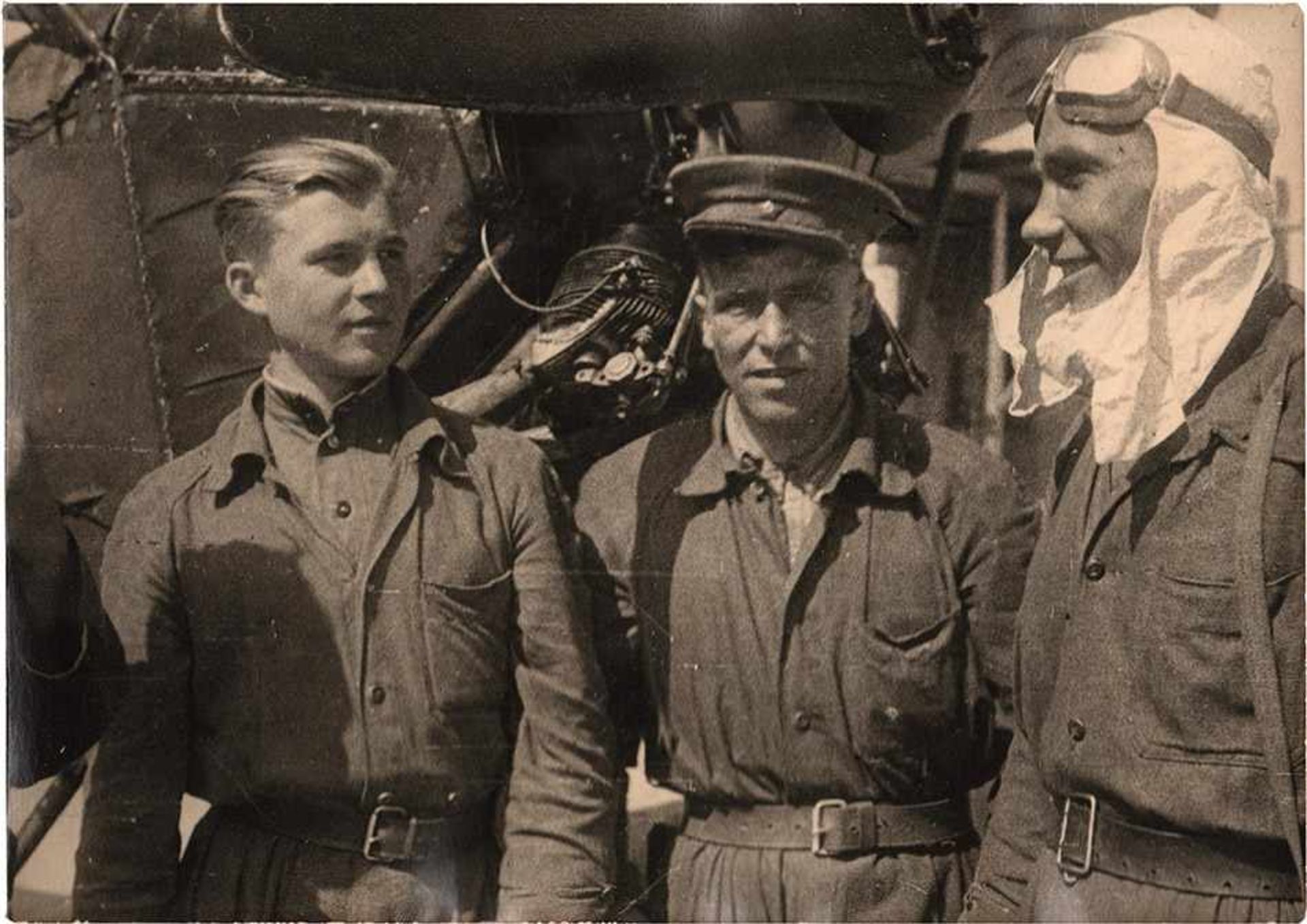 Vier Fotos von sowjetischen Fliegern in 1945UDSSR. Kiew, 1946. Größe 12,7 x 17,8 cm. Auf der - Bild 5 aus 8