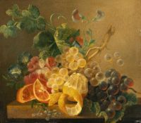 Jan Van Der WaardenFrüchtestillleben mit Orange, Zitrone und WeintraubenÖl auf Holz. 31,3 x 35 cm.