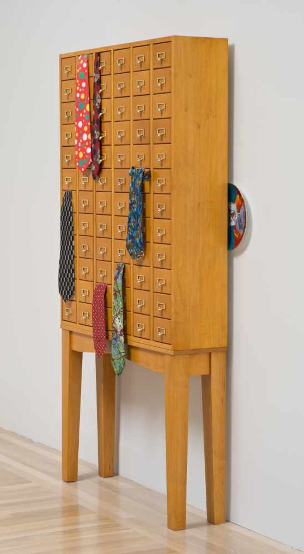 Kathryn AndrewsOhne Titel (Clown Cabinet)Kabinettschrank, 2-teilig, 6 Seidenkrawatten, Porz - Bild 3 aus 6