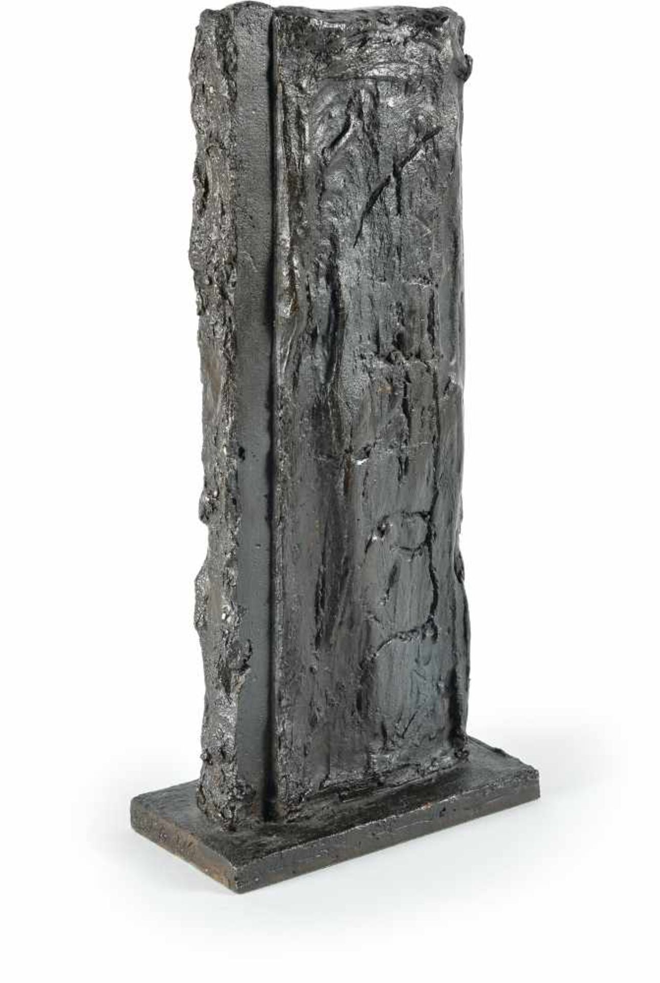 Günther FörgOhne Titel (Stele)Bronze mit schwarzer Patina. (1998). Ca. 40 x 18 x 9 cm. Eine