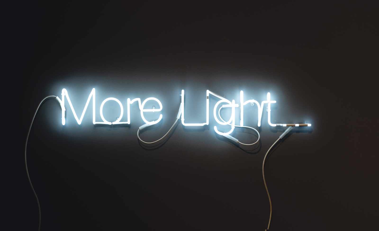 Cerith Wyn Evans„More Light“Wandinstallation. Neonleuchtröhren. (2011). Ca. 16 x 108 cm. Ei
