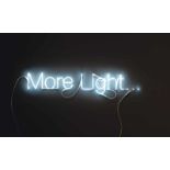 Cerith Wyn Evans„More Light“Wandinstallation. Neonleuchtröhren. (2011). Ca. 16 x 108 cm. Ei