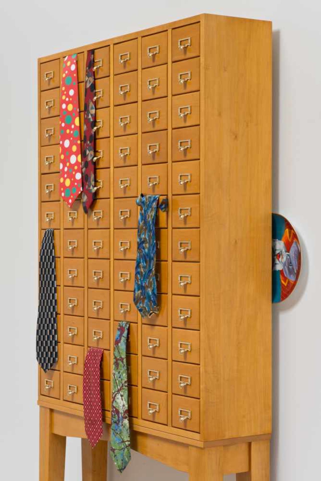 Kathryn AndrewsOhne Titel (Clown Cabinet)Kabinettschrank, 2-teilig, 6 Seidenkrawatten, Porz - Image 5 of 6