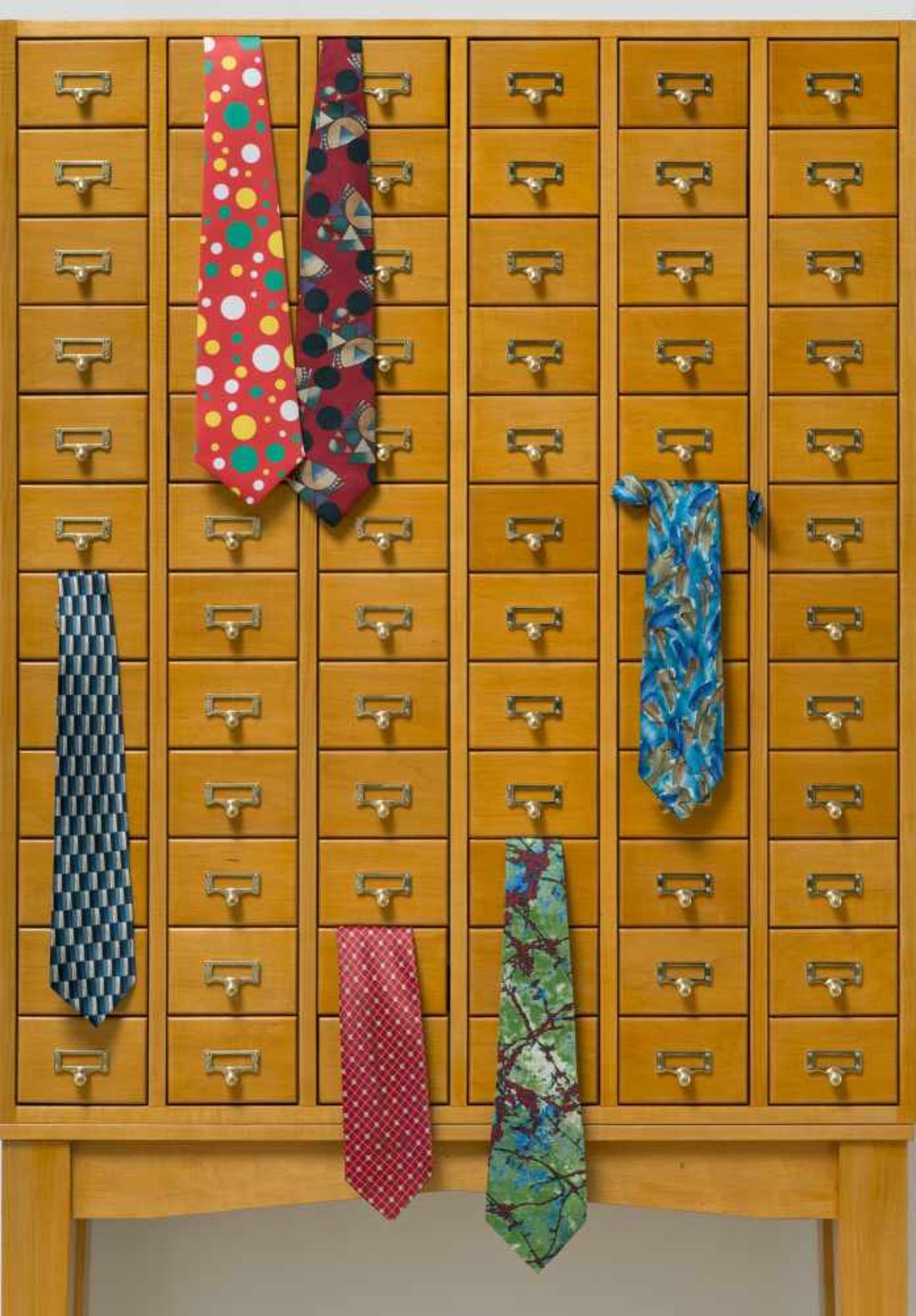 Kathryn AndrewsOhne Titel (Clown Cabinet)Kabinettschrank, 2-teilig, 6 Seidenkrawatten, Porz - Bild 4 aus 6