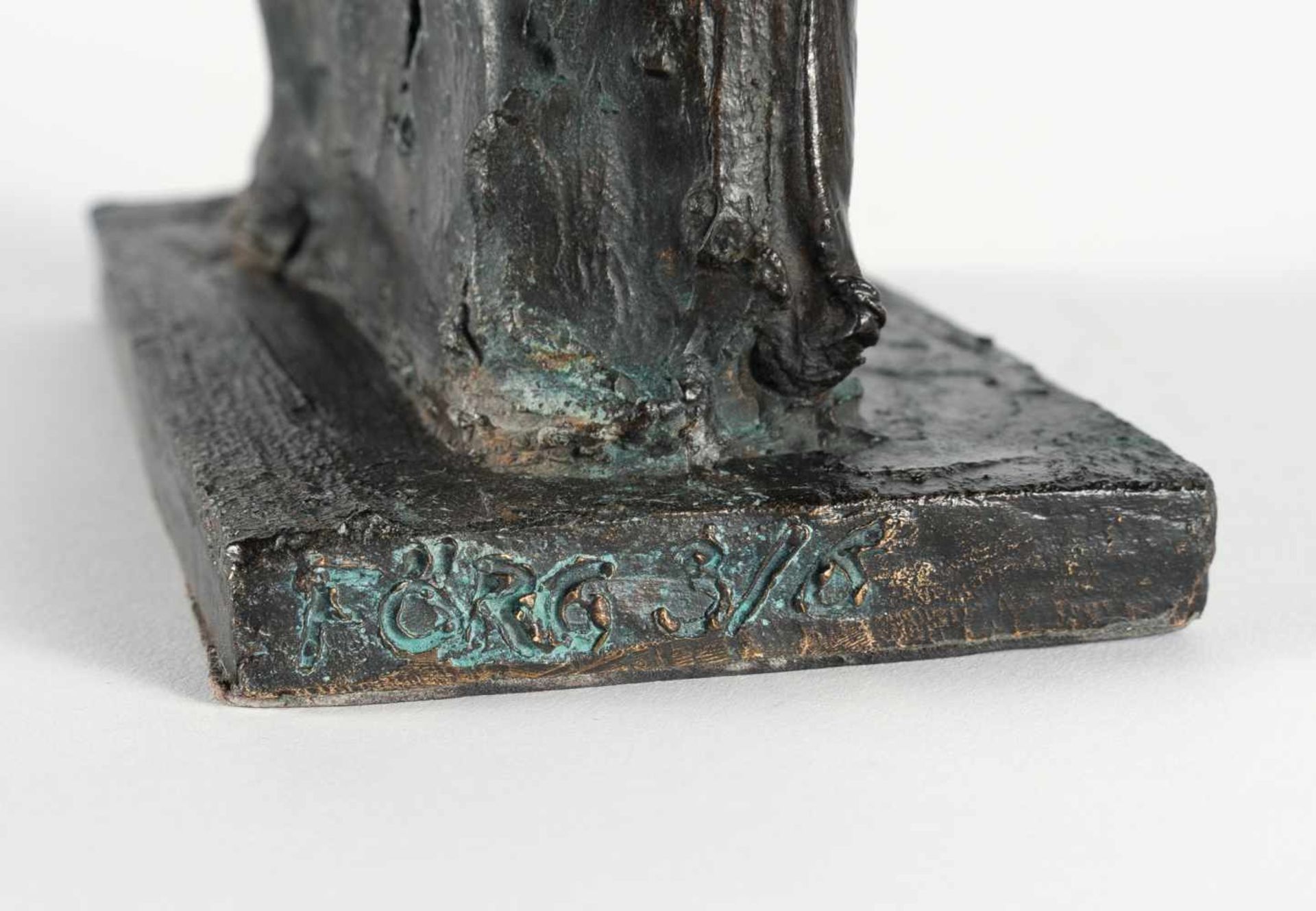 Günther FörgOhne Titel (Stele)Bronze mit schwarzer Patina. (1998). Ca. 40 x 18 x 9 cm. Eine - Bild 4 aus 4