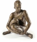 Georg KolbeSitzendeBronze mit goldbrauner Patina. (1926-1940). Höhe ca. 28,5 cm. Einer von