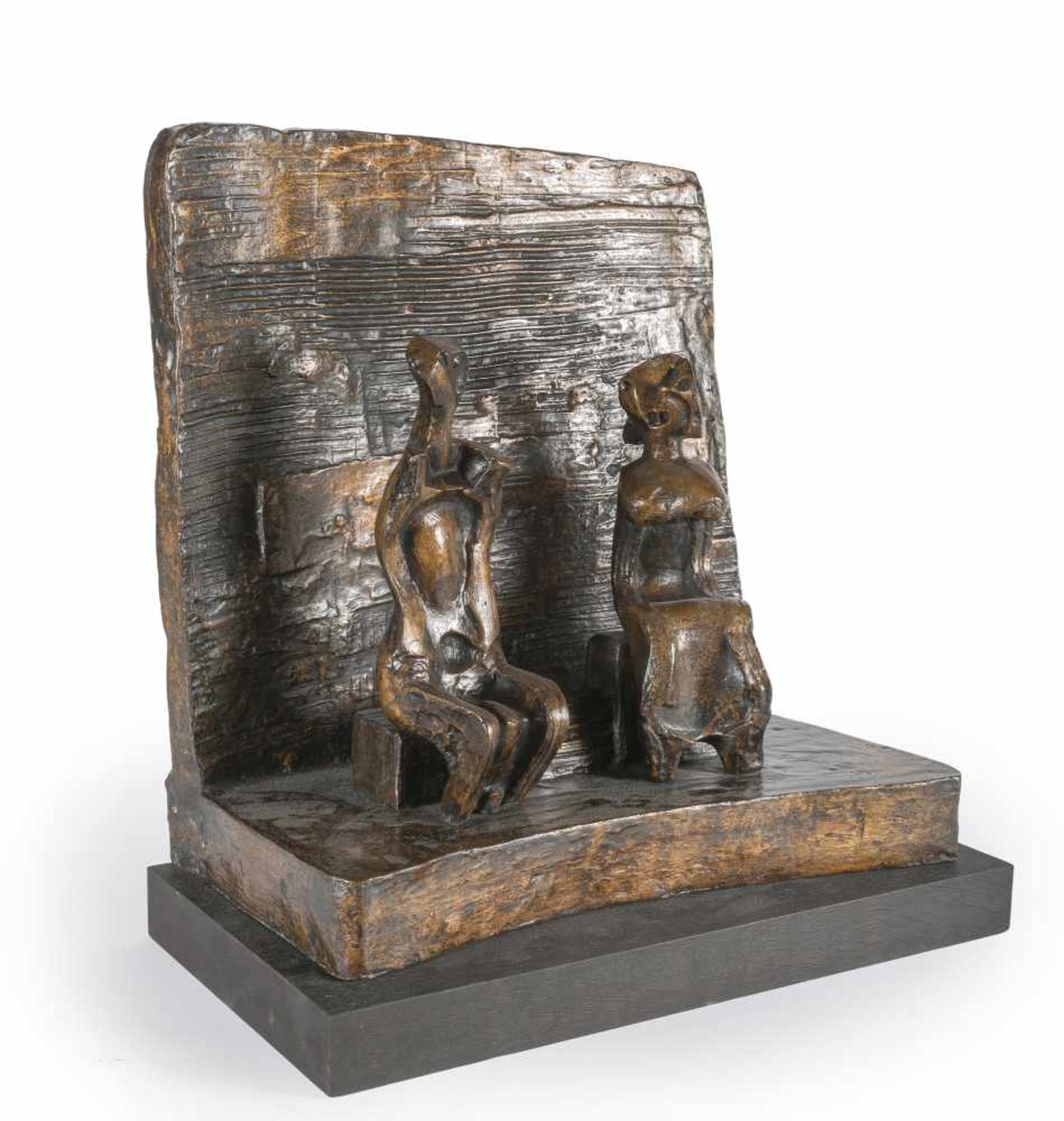Henry MooreTwo seated figures against wallBronze mit goldbrauner Patina auf Holzsockel. (19 - Bild 2 aus 6