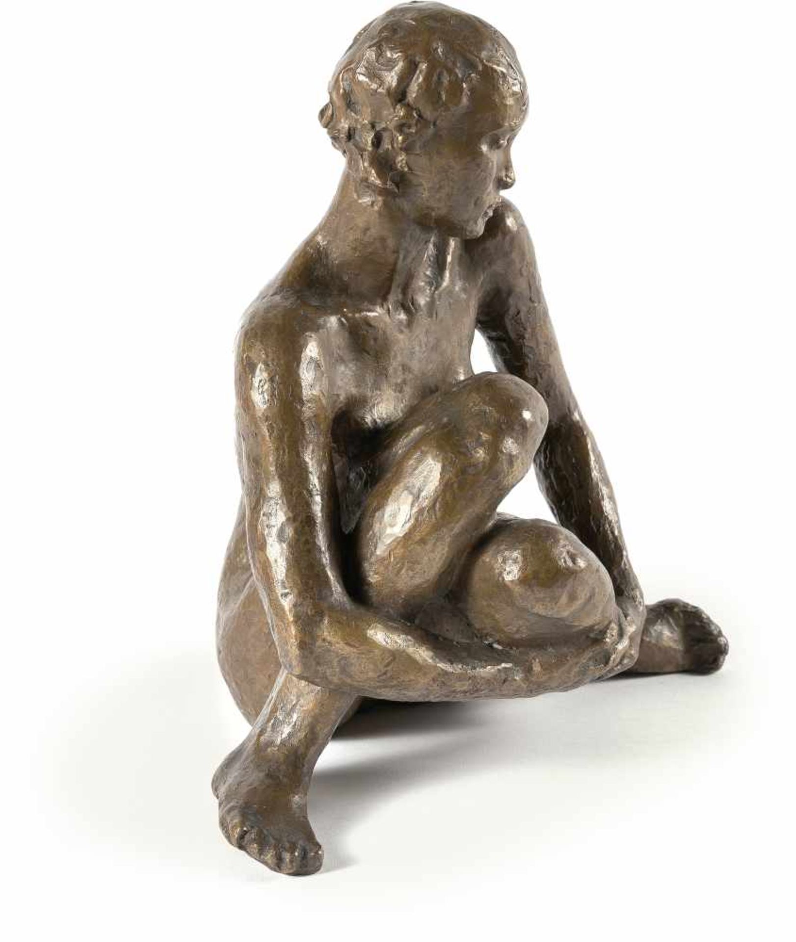 Georg KolbeSitzendeBronze mit goldbrauner Patina. (1926-1940). Höhe ca. 28,5 cm. Einer von - Bild 2 aus 6