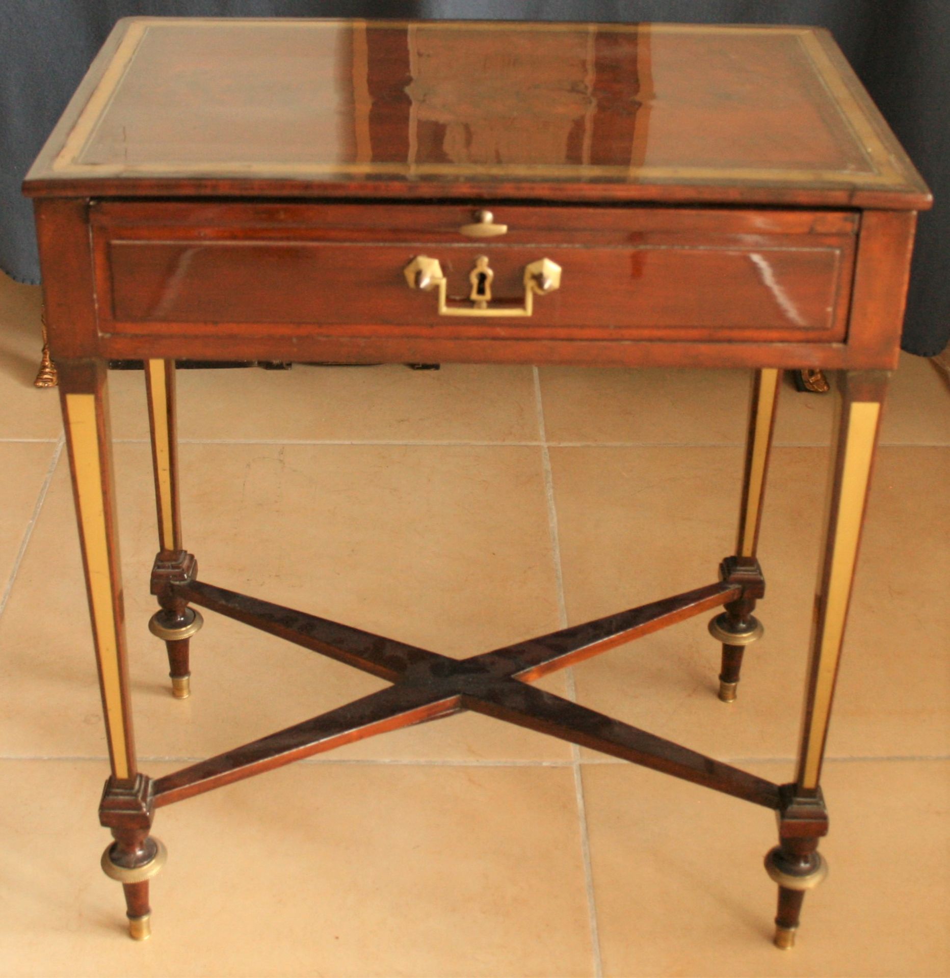 Très élégante petite table volante rectangulaire d'époque Louis XVI, acajou et [...]