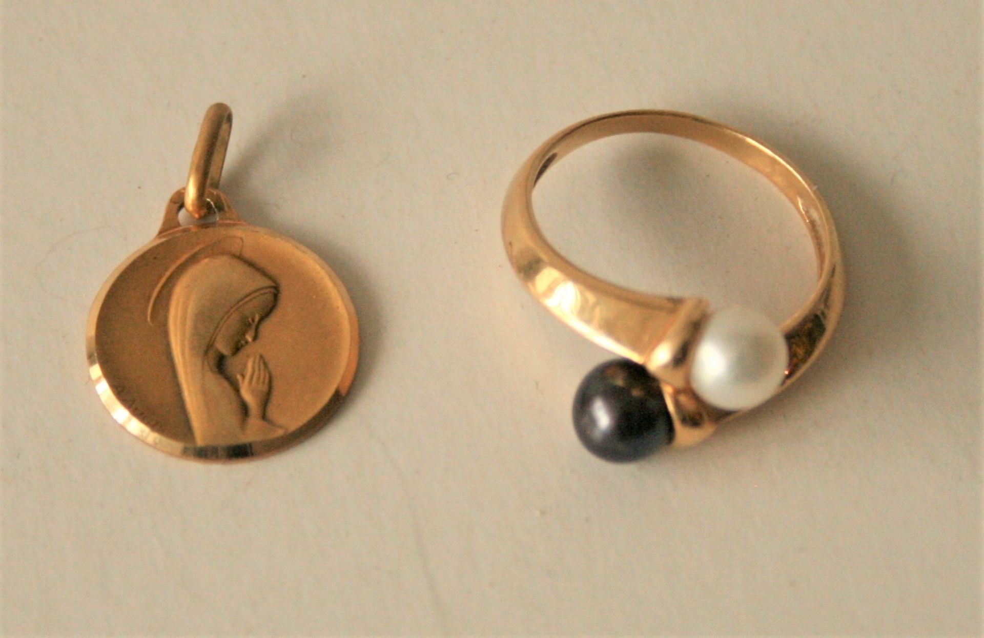 Médaille de la vierge en or et bague en or à 2 perles blanche et noire - Poids brut [...]