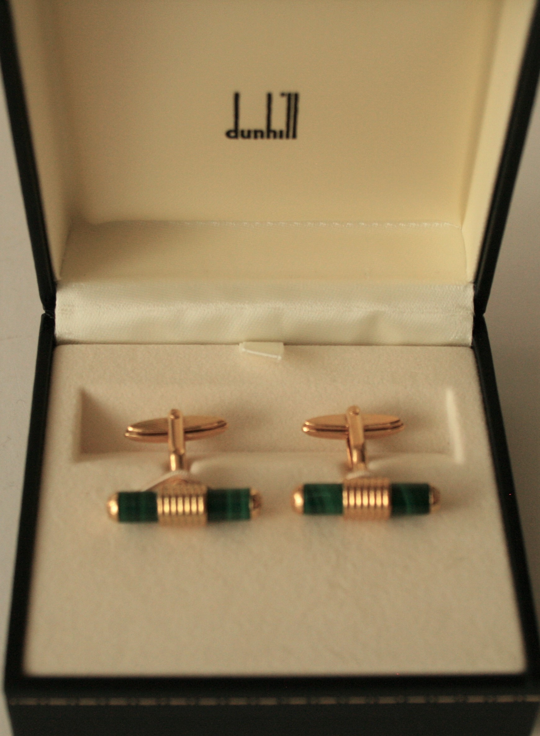 Boutons de manchettes DUNHILL en or jaune et malachite, boîte d'origine et [...]