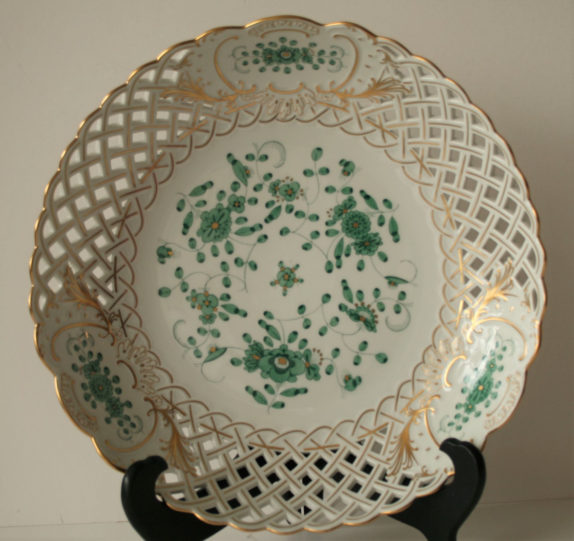 Grand plat creux à bord ajouré et décor de fleurs vertes, porcelaine MEISSEN, [...]