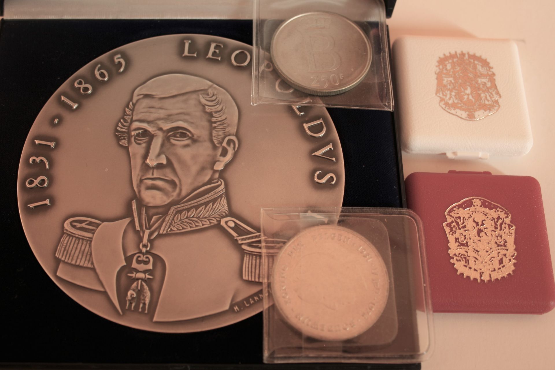Ensemble de 4 pièces en argent 250 Frs BAUDOUIN 1976 - Diamètre : 3,5 cm, Poids : 4 [...]