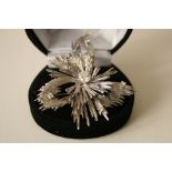 Broche en or blanc sertie d'un diamant de 0,75 ct et de 7 petits diamants taille [...]