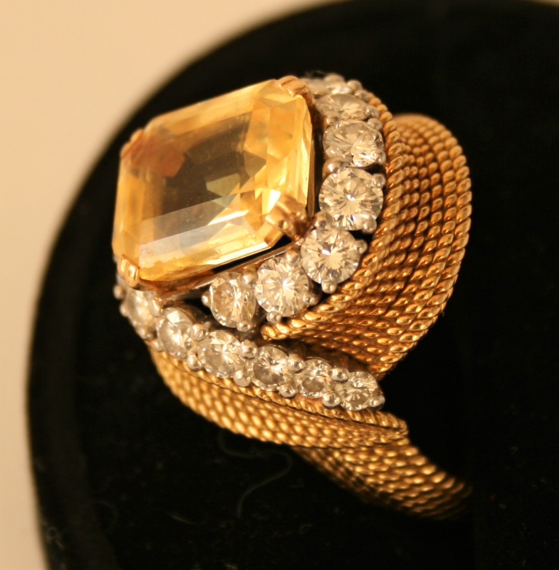 Belle bague sertie d'un saphir jaune de 7,32 carats, non chauffé, entourage en forme [...] - Bild 3 aus 3