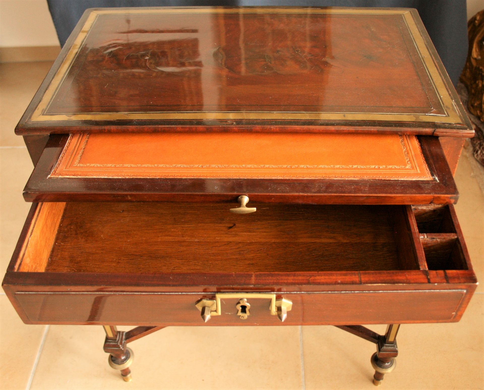 Très élégante petite table volante rectangulaire d'époque Louis XVI, acajou et [...] - Bild 2 aus 3