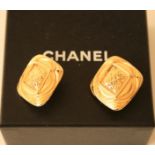 Paire de boucles d'oreilles (clip) en métal doré de la maison CHANEL - Largeur : 3 [...]