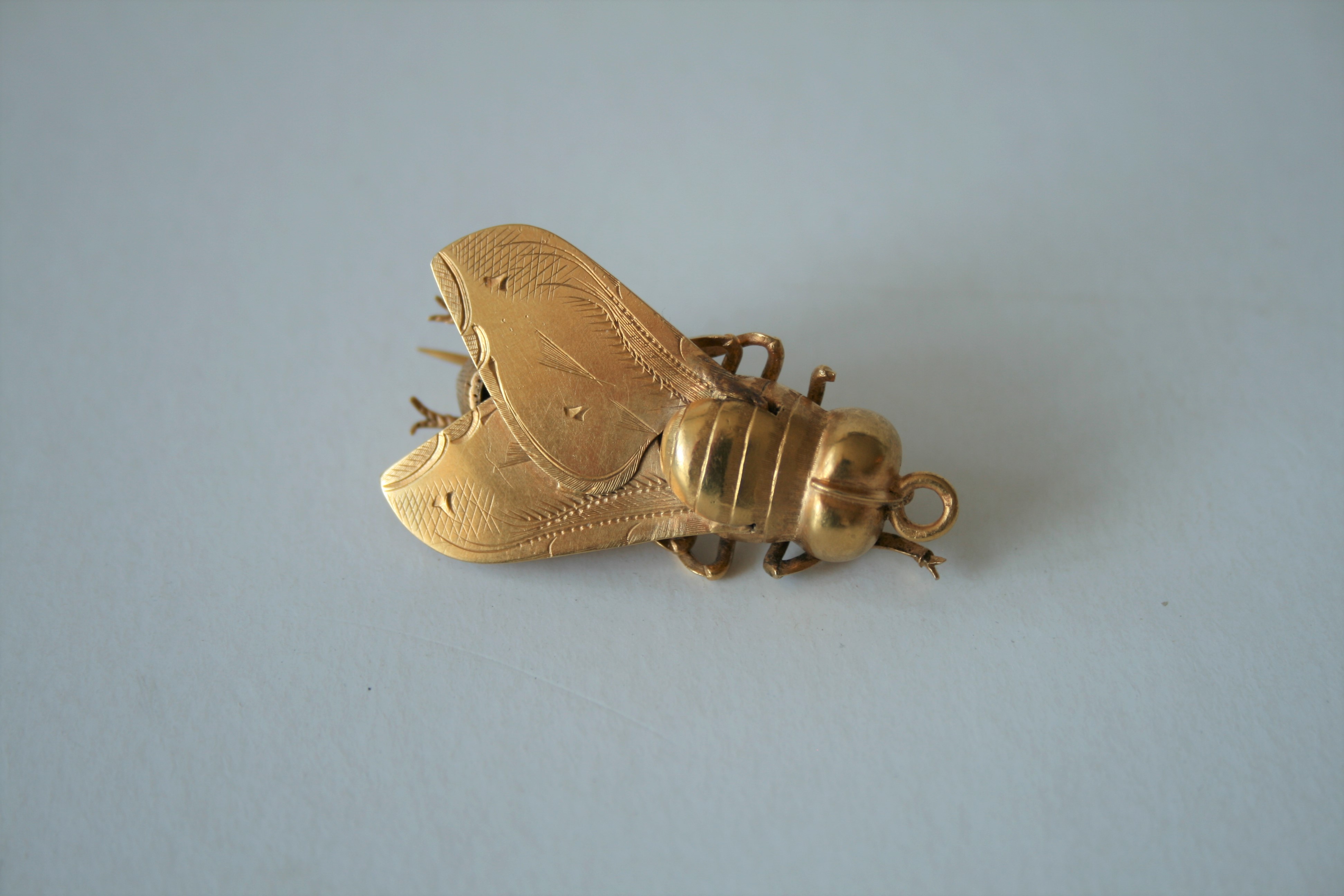 Broche de forme abeille en or 18 ct - Longueur : 4,5 cm, Poids : 12,22 g - 18 kt gold [...]