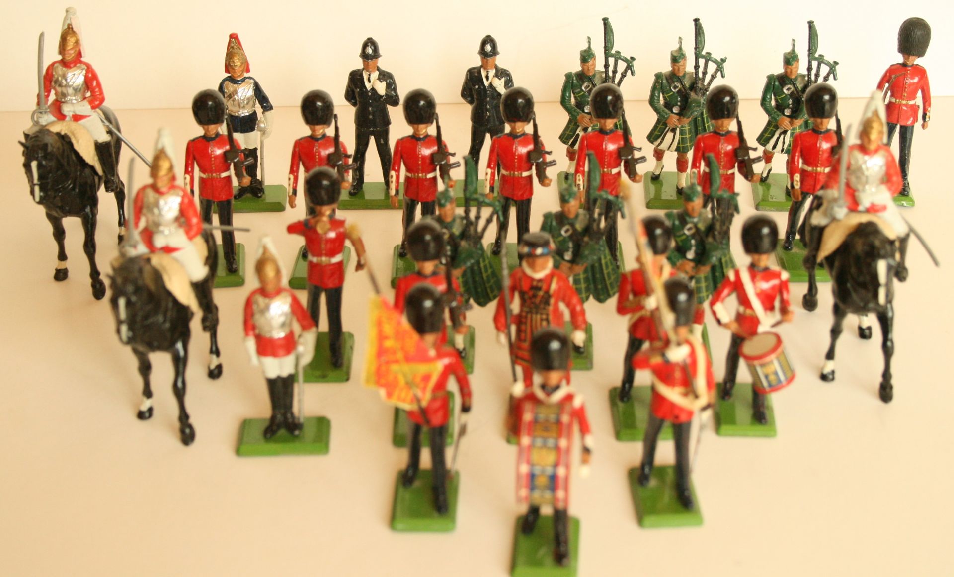 Ensemble de 29 soldats de plomb peints de la marque BRITAINS dont 3 cavaliers, garde [...]