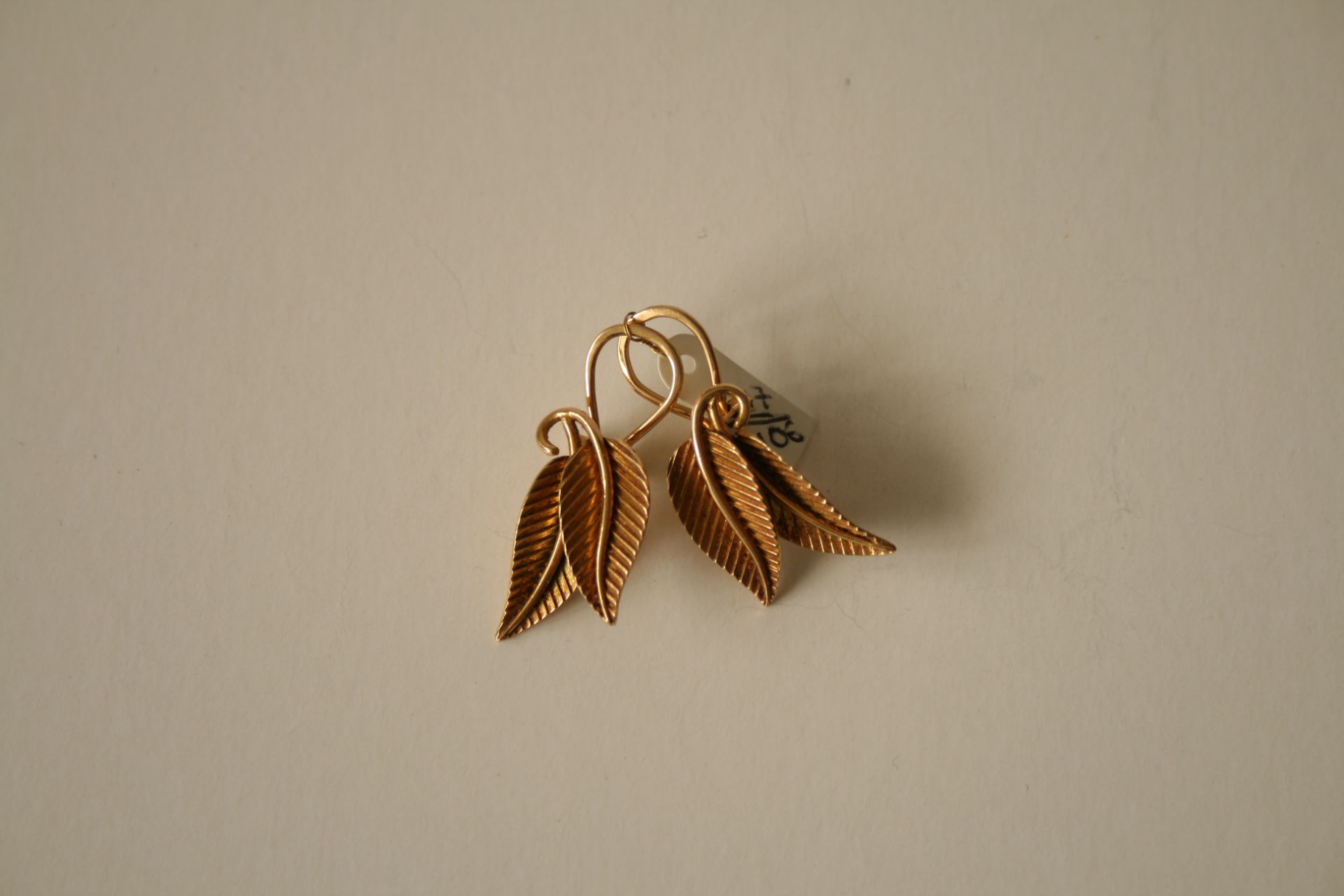 Paire de boucles d'oreilles en forme de feuilles, or jaune 916, marquées et [...]