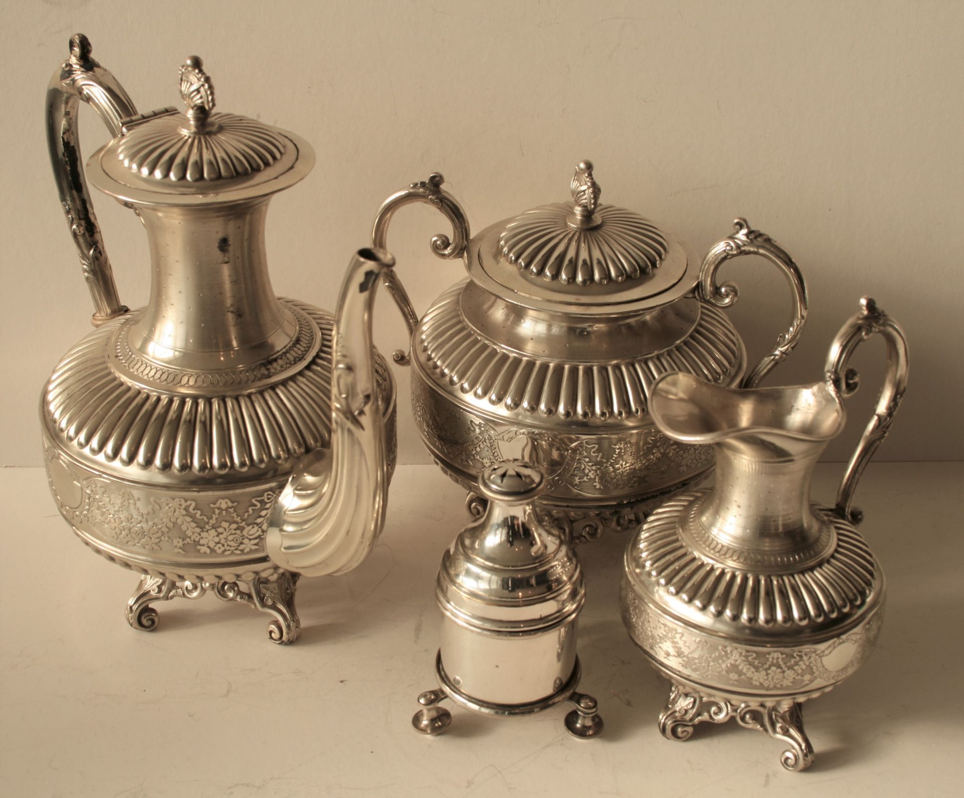 Ensemble de pièces en métal argenté : Théière, pot couvert et pot à lait + [...]