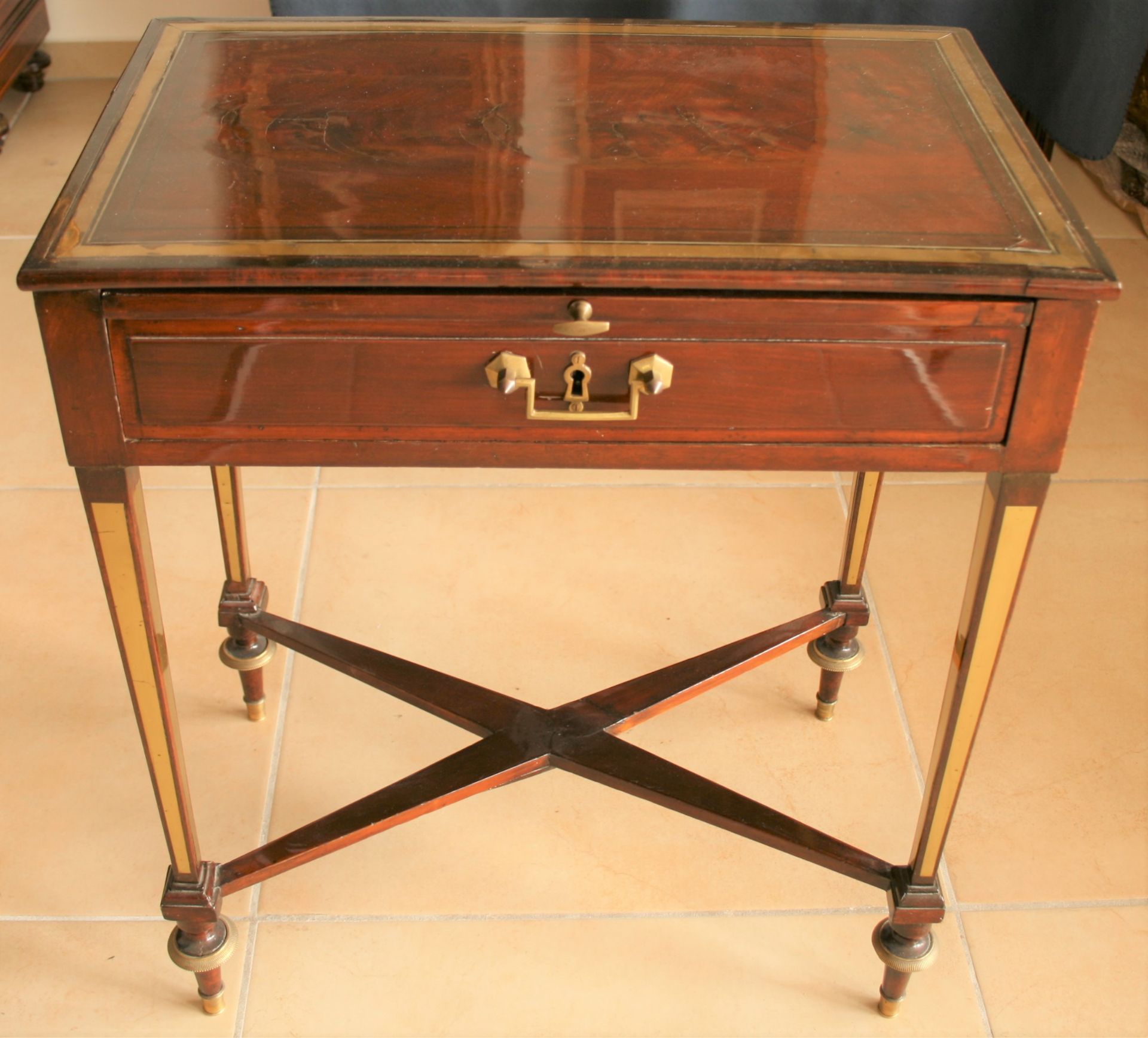 Très élégante petite table volante rectangulaire d'époque Louis XVI, acajou et [...] - Bild 3 aus 3