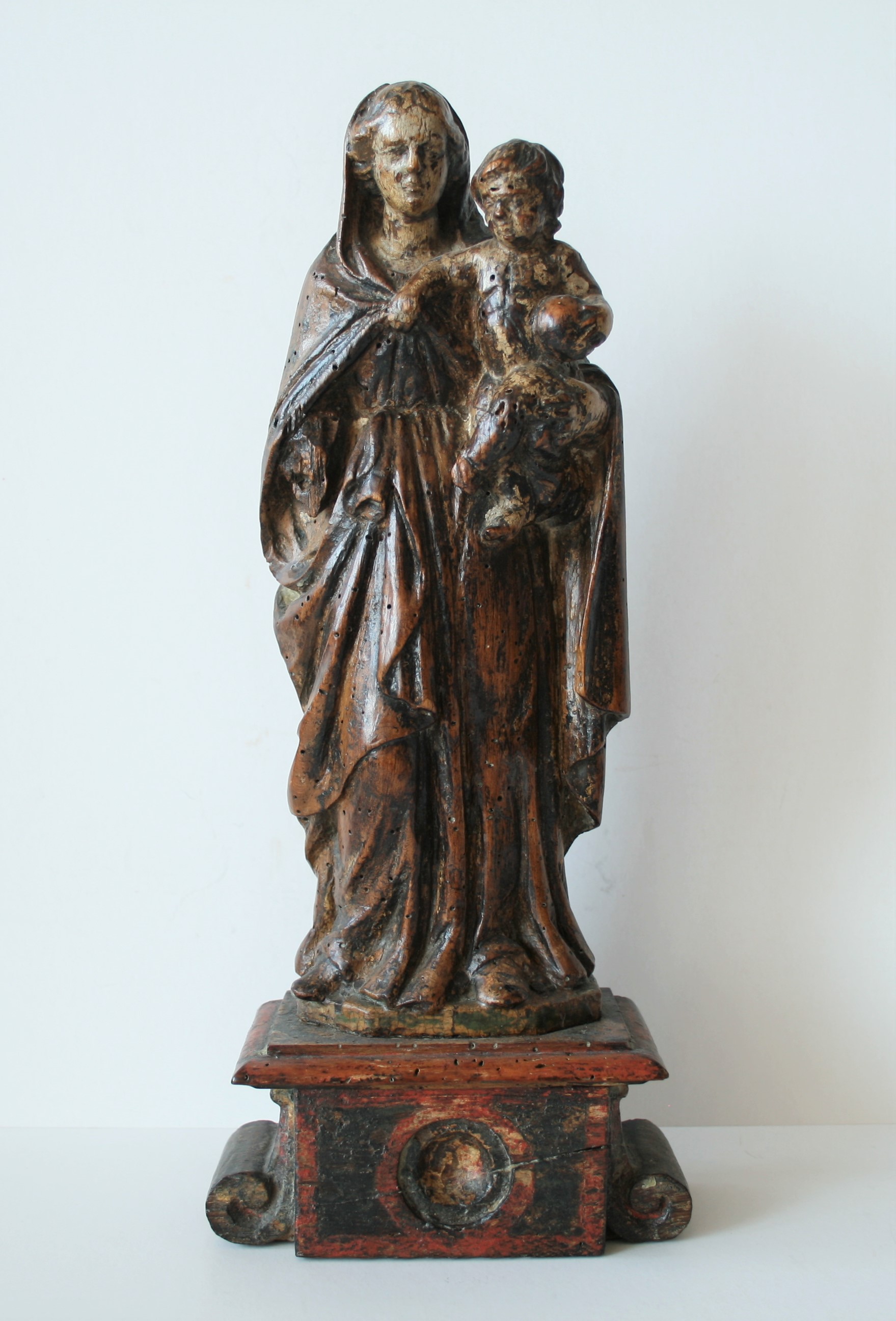 Vierge à l'enfant reposant sur un socle rectangulaire, Flandre, chêne sculpté, [...]