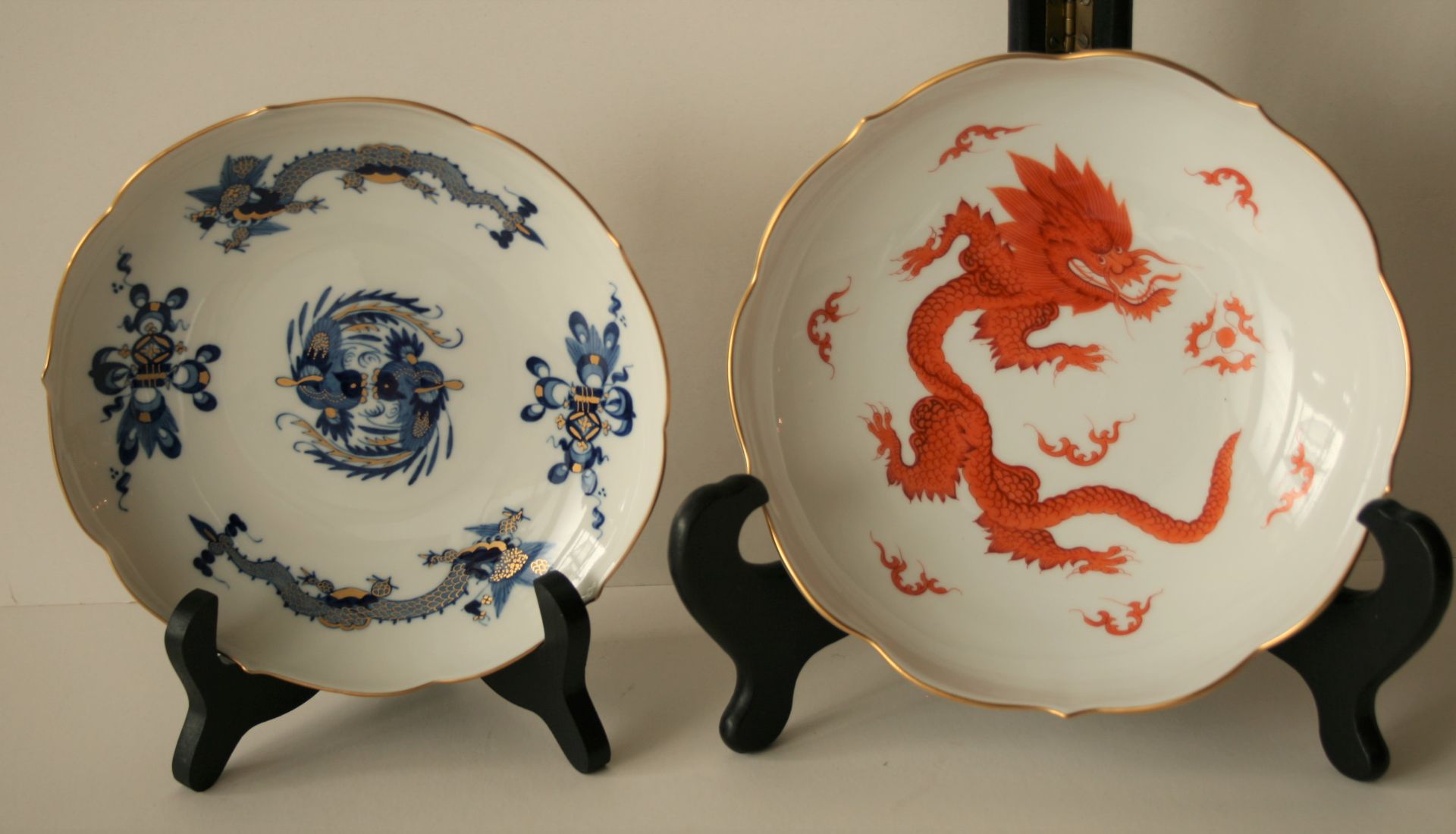 Ensemble de 2 assiettes creuses en porcelaine MEISSEN, décor aux dragons, années 70 [...]