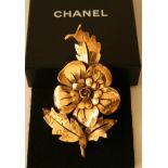 Broche en métal doré au motif d'une fleur, maison CHANEL, boîte d'origine - [...]