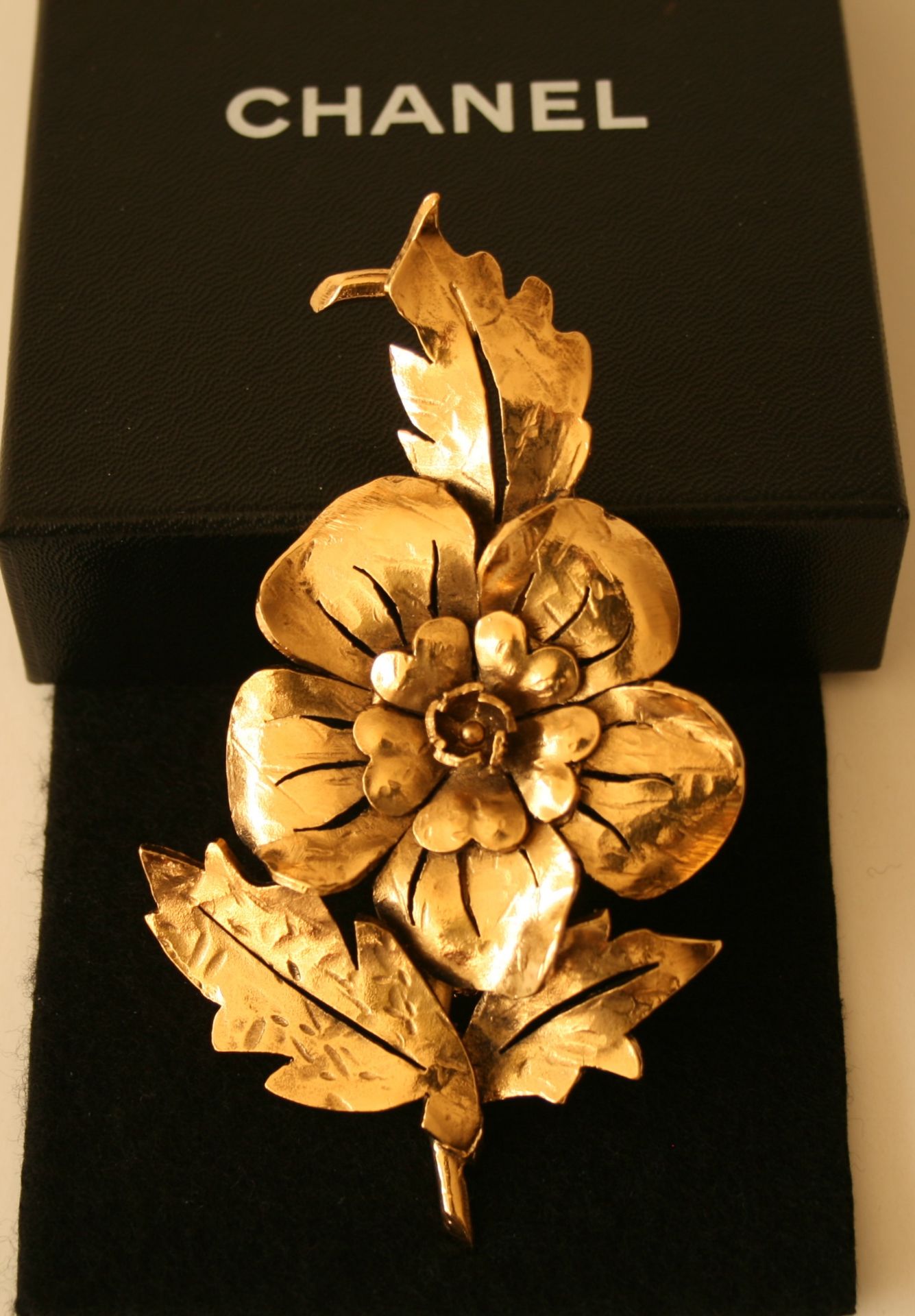 Broche en métal doré au motif d'une fleur, maison CHANEL, boîte d'origine - [...]