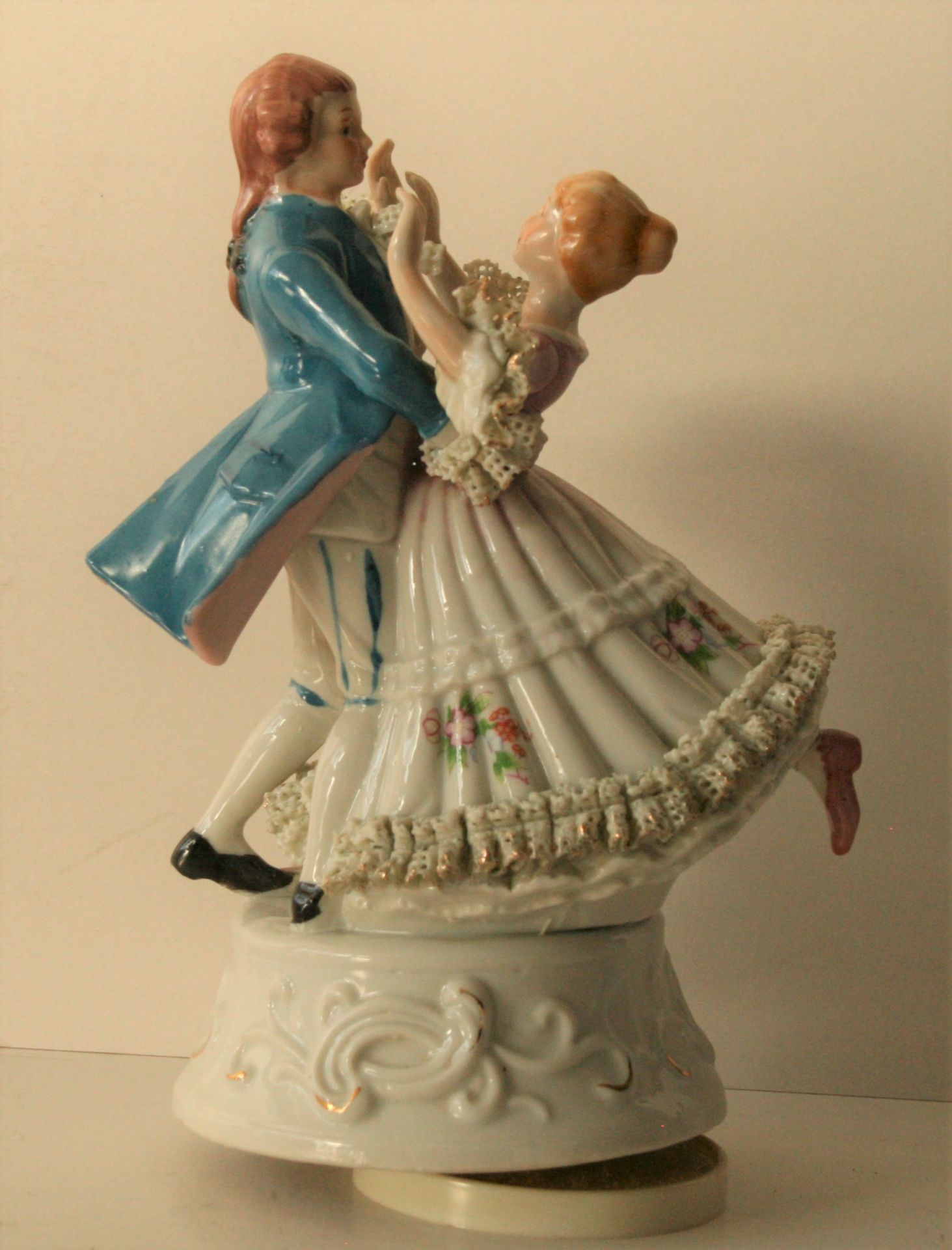 Boîte à musique faisant tourner un couple de danseurs en porcelaine, dans le goût [...]