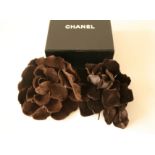 Accessoires de mode de la maison CHANEL : 2 fleurs (différentes) en tissu velours [...]