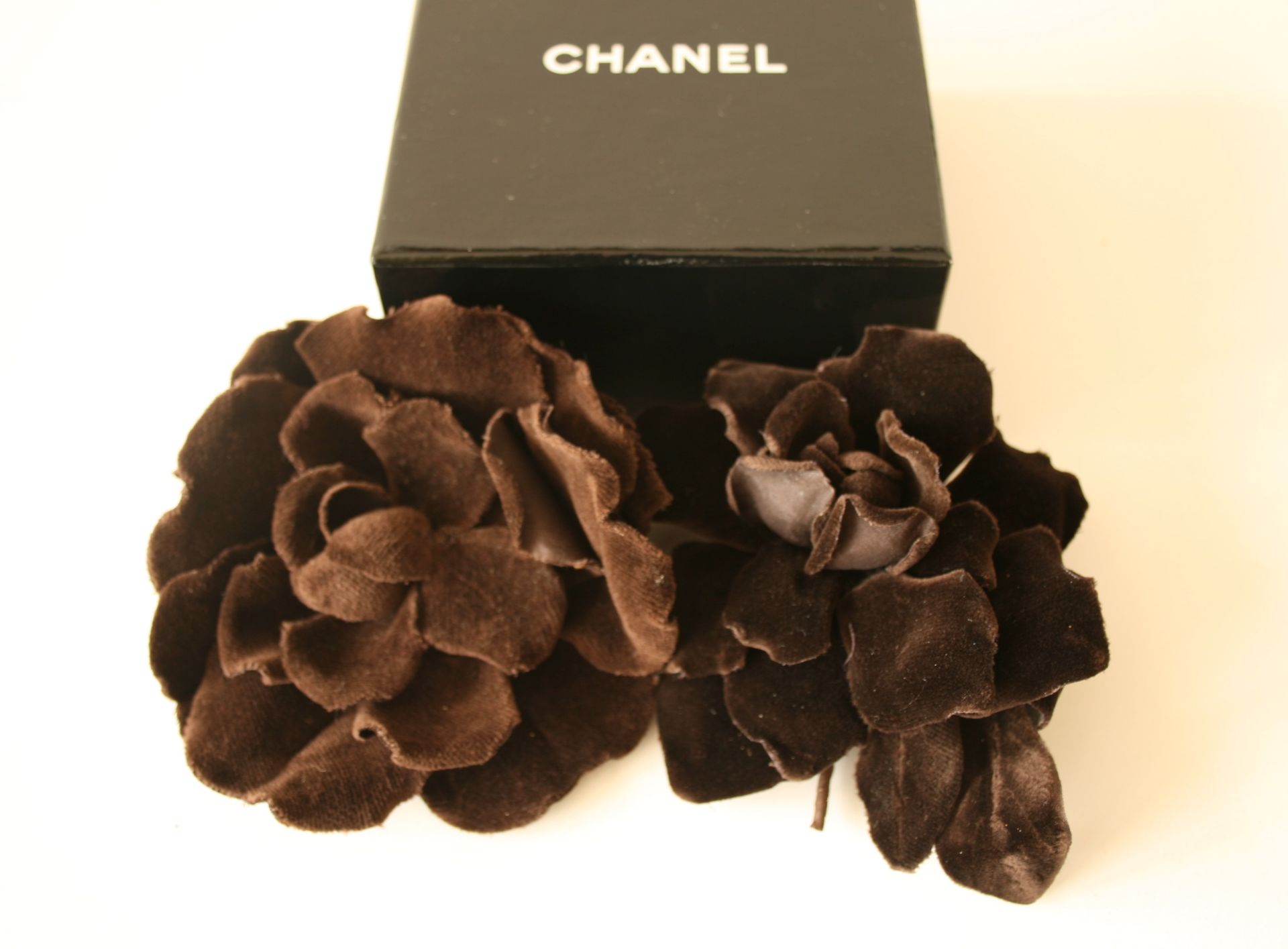 Accessoires de mode de la maison CHANEL : 2 fleurs (différentes) en tissu velours [...]