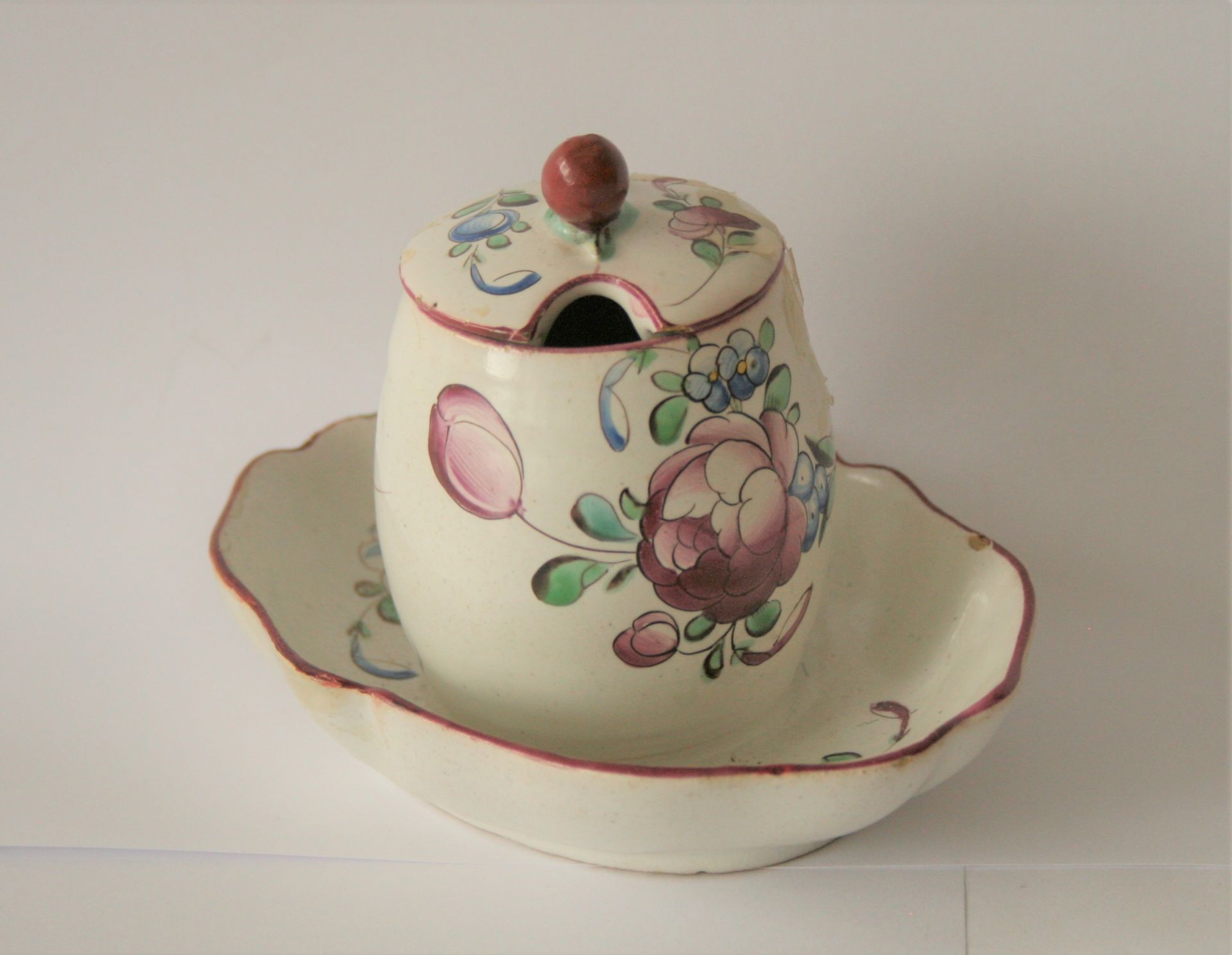 Moutardier à décor floral rose et bleu, attribué à l'atelier Veuve Perrin, XVIIIe [...]