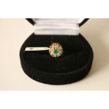 Boutonnière ronde sertie d'une émeraude de 0,20 ct et 8 diamants taille brillant de [...]